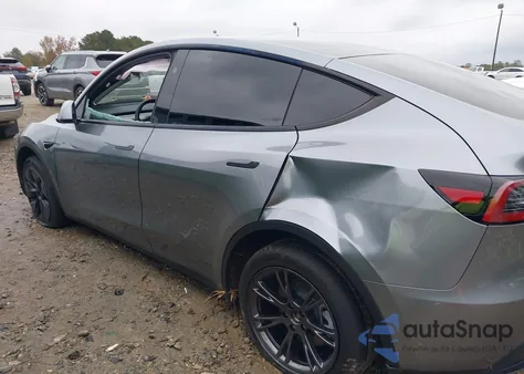 2025 Tesla Model Y Long Range Dual Motor Rear-Wheel Drive z USA, uszkodzony, nr VIN 7SAYGDED9SA358462
